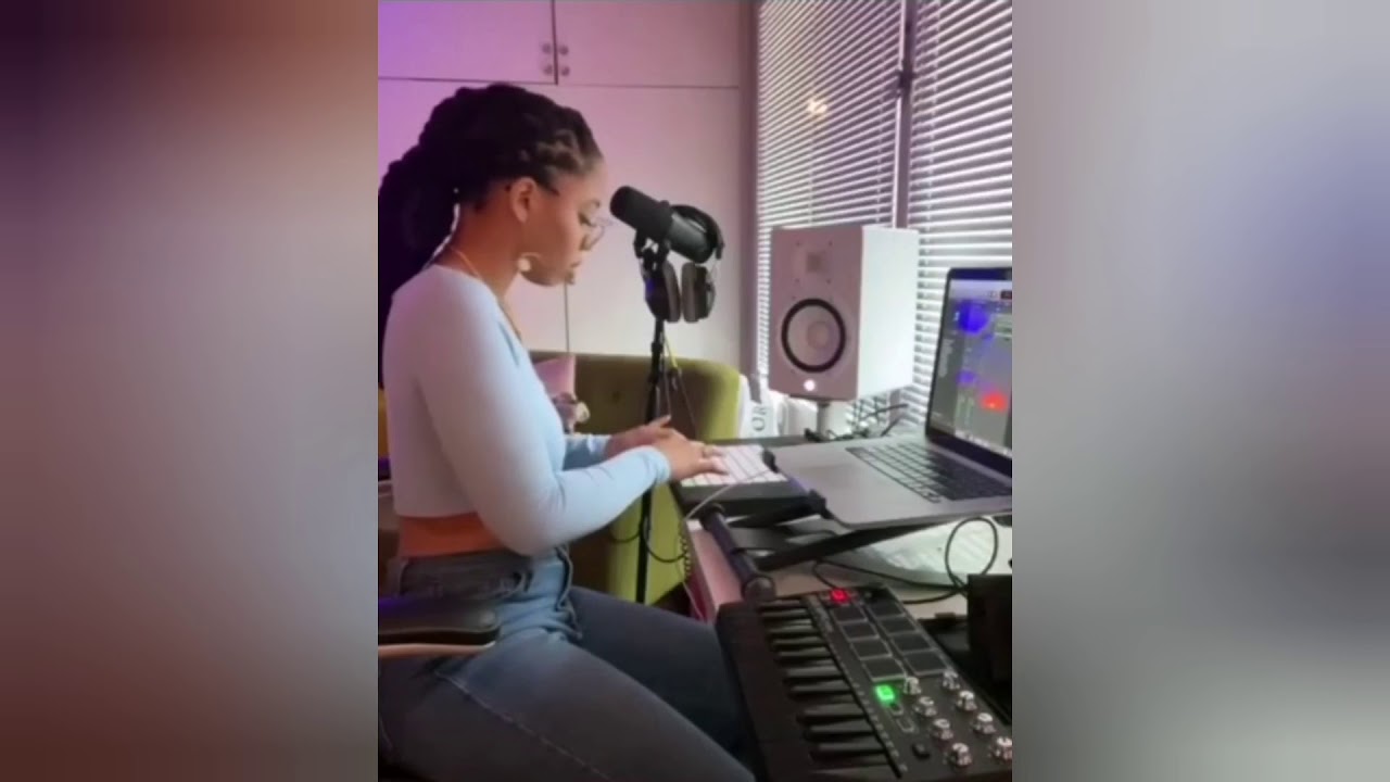 Chloe Bailey Making Music In Her Studio 🎼🎶🎧
