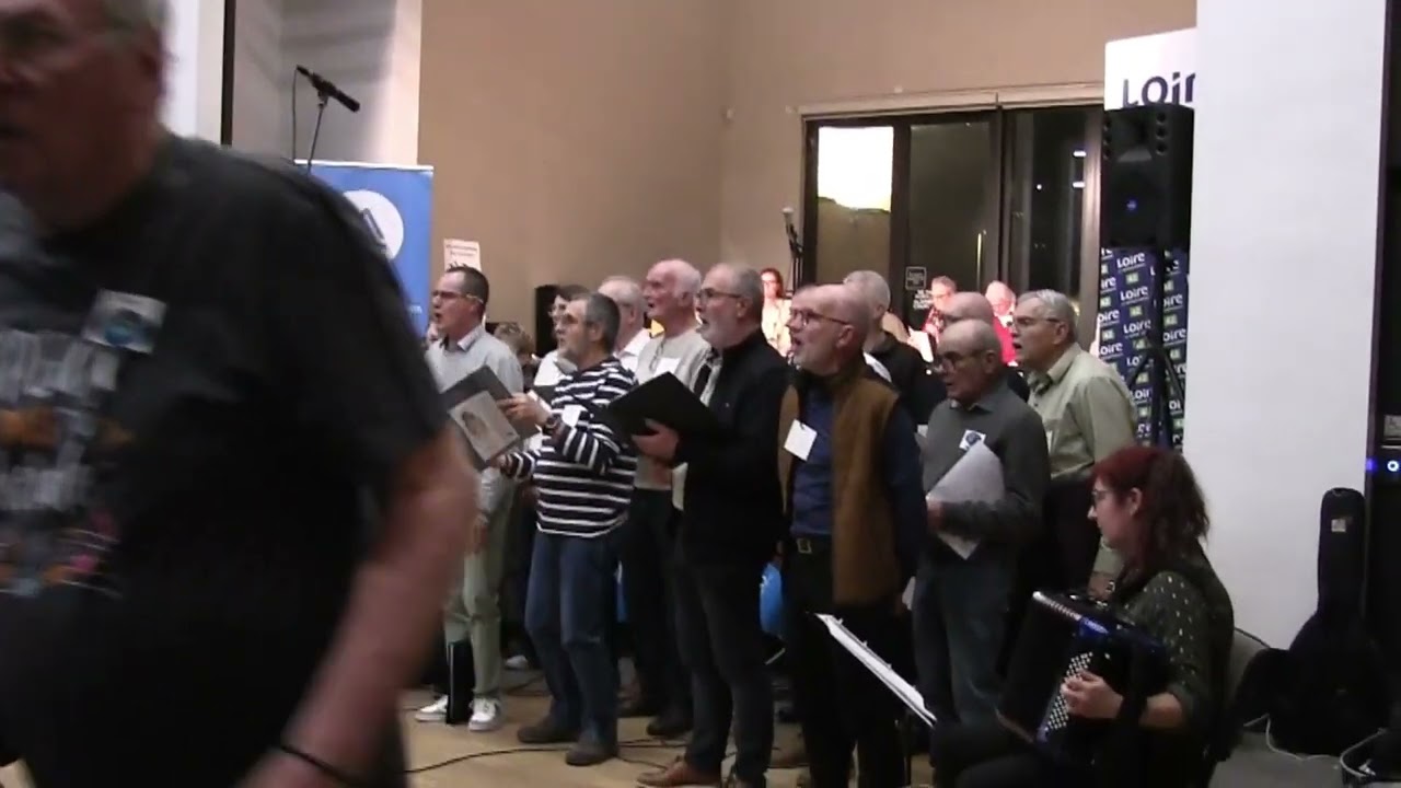 Chorale À Travers chants Balbigny Extrait de l'aubade de la rencontre inter-chorales du 1er /02 026