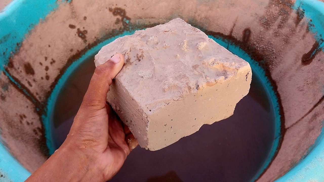 Dipping Crumbling Red Mud|ASMR