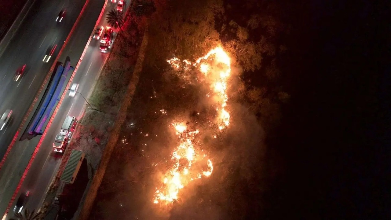Moviliza Fuerte Incendio en el Lecho del Río Santa Catarina en Nuevo León
