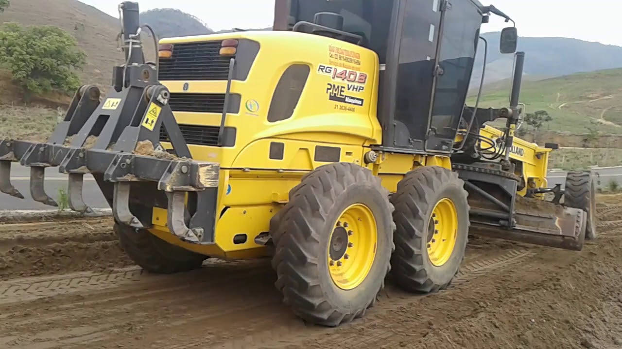 Patrol 140.B new holland espalhando terra.