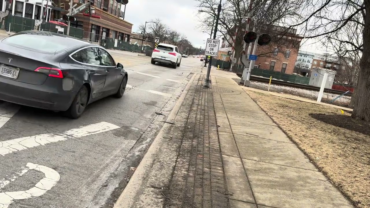 4 trains meet at Glenview Road 