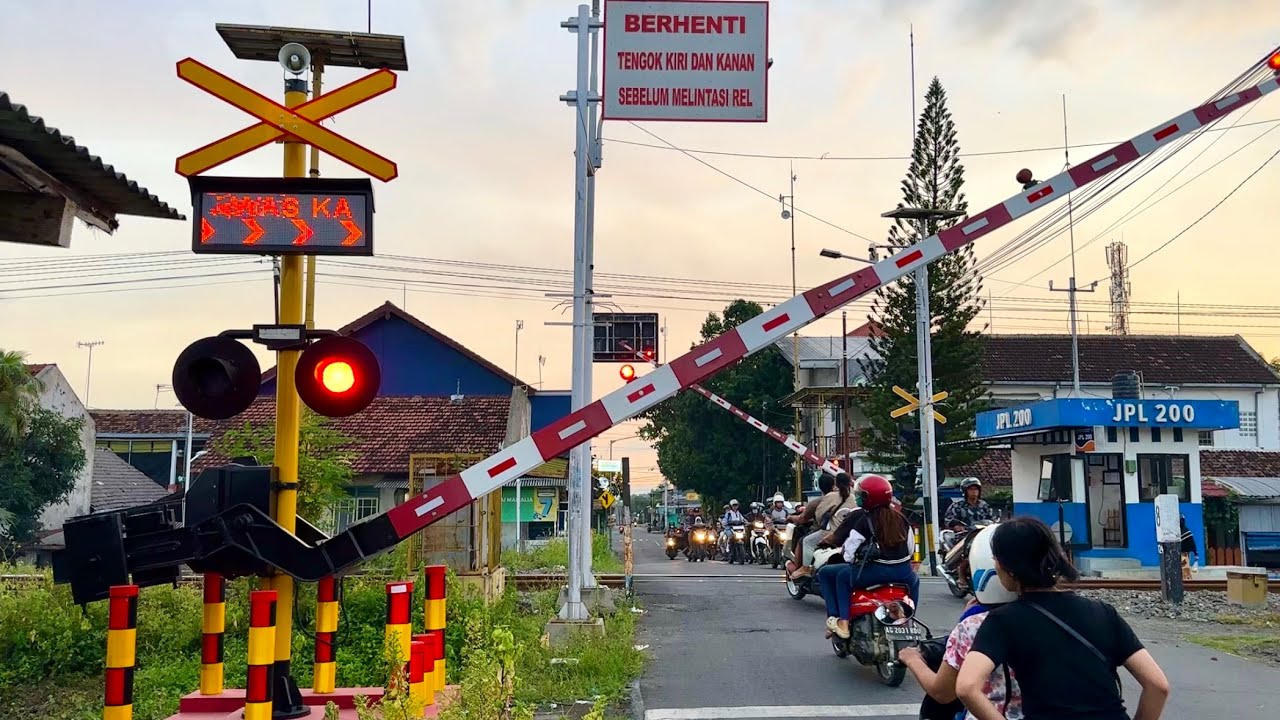 Perlintasan Kereta Api WANTECH Pakunden Kota Blitar, Jawa Timur