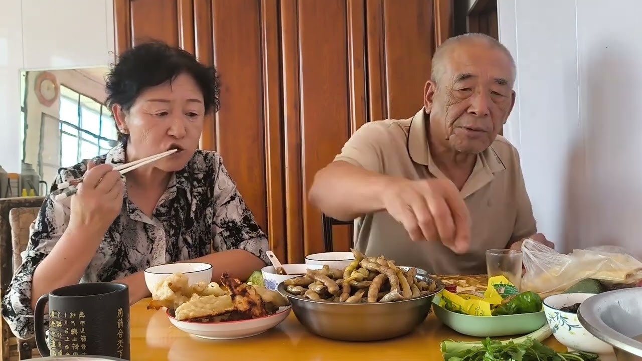 干豆腐卷大葱，炖黄金钩豆角。