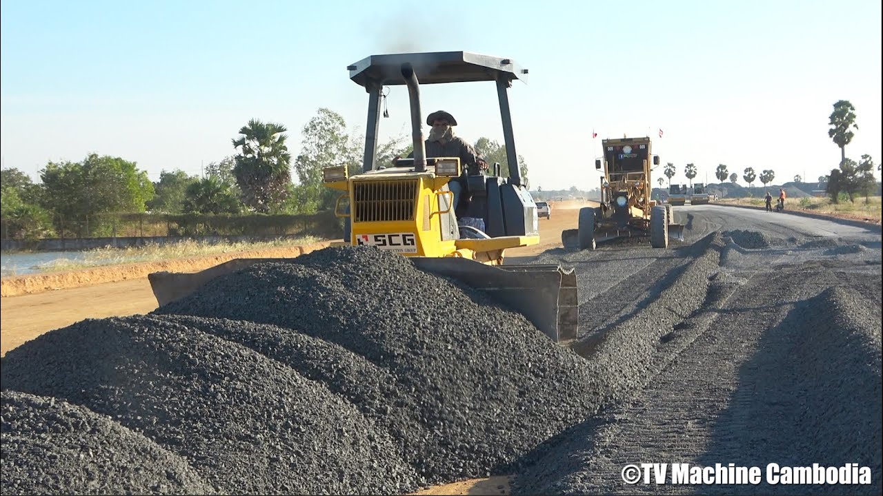 Komatsu Dozer D41P With Motor Grader Spreading Gravel On Road អាប៊ុលរុញថ្មមិចធ្វើផ្លូវ
