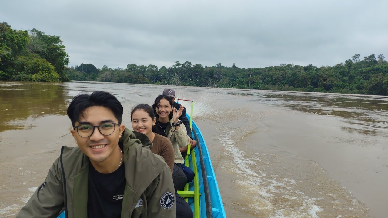 Bersama Gadis Dayak Menuju Dusun Kecil Di Pedalaman Sungai Barito.