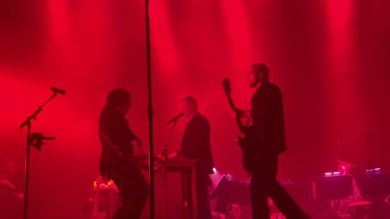Someone's in the Wolf / Song for the Deaf / Straight Jacket Fitting queens of the Stone Age Toronto 