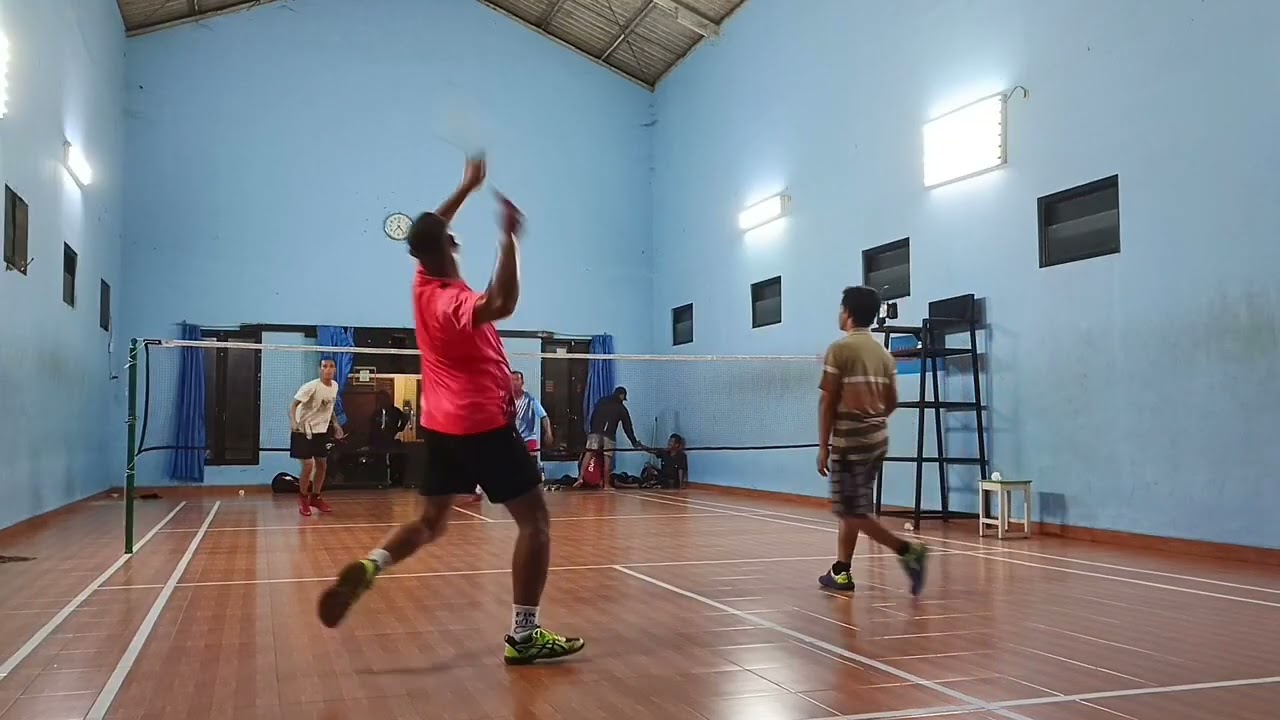 Badminton Tarkam Saling Serang Kedua Pasangan 