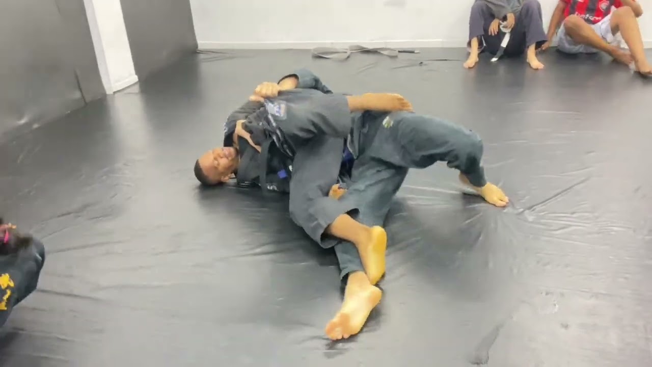 A defesa contra a De La Riva Guard é raspagem da guarda aberta 