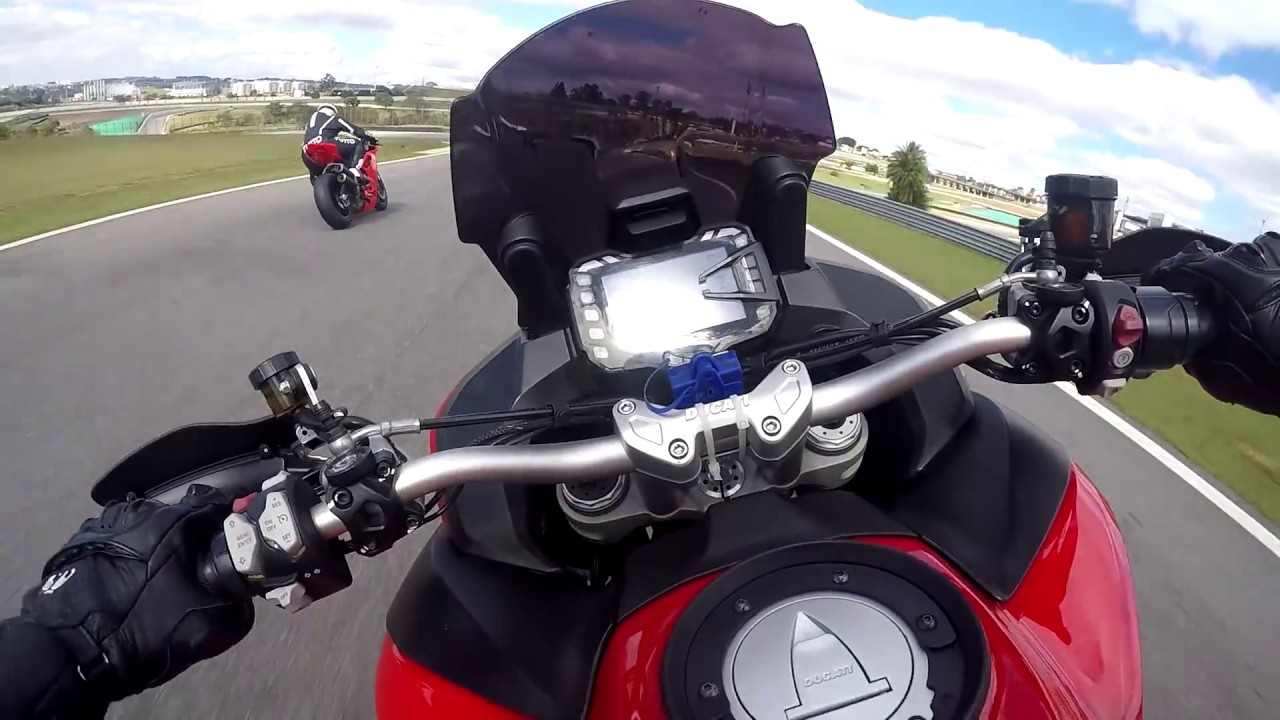 Uma Multistrada competindo com motos esportivas