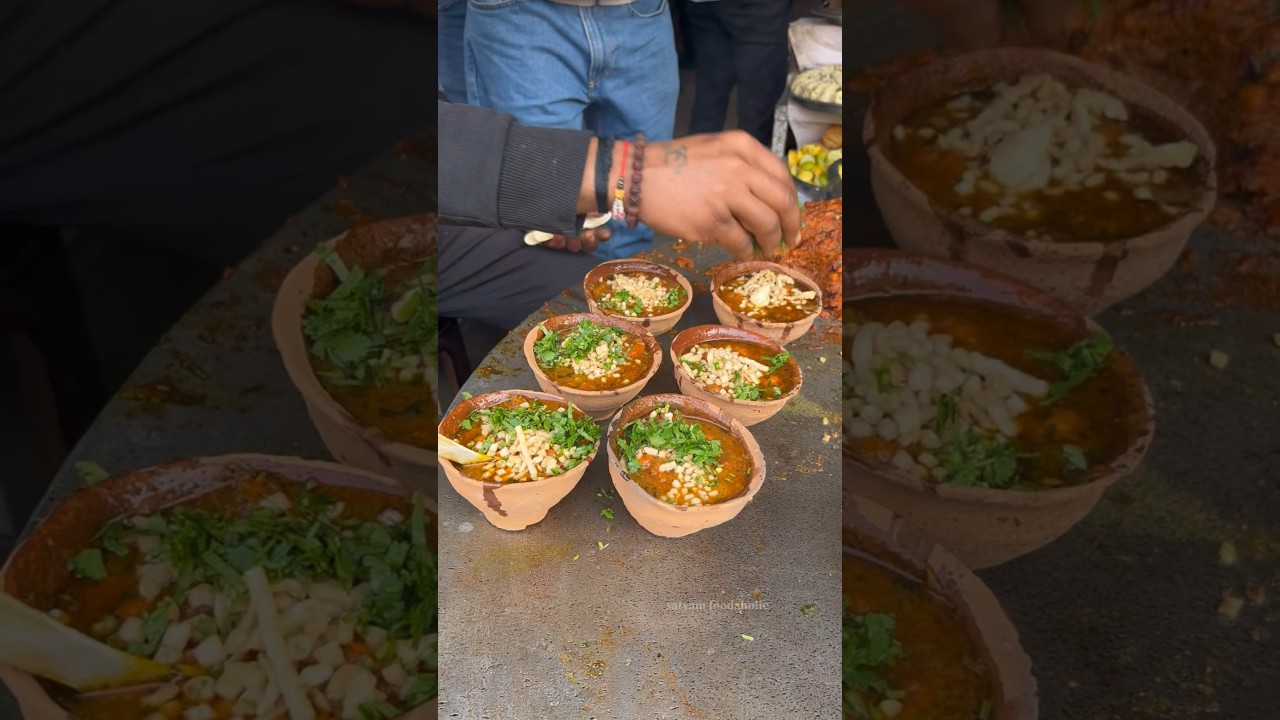 Banaras ki Famous Tamatar Chaat jarur kha lena || deena chaat bhandar #shorts