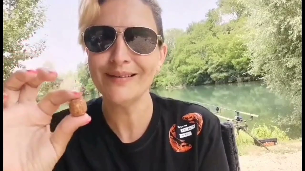 laura en peche a l étang des fully