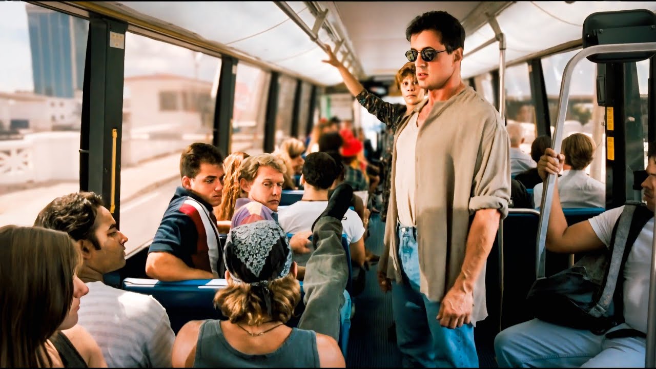 Bus में Badmashi करना पड़ा महँगा, Thugs से भिड़ गया एक Trained Assassin