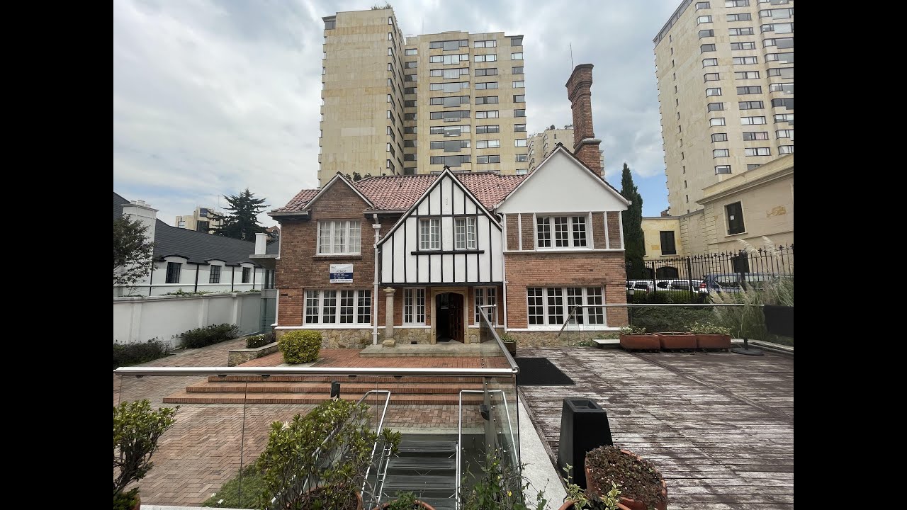 VENDIDA. MAGNIFICA CASA  DE CONSERVACION EN LOS ROSALES. BOGOTÁ.
