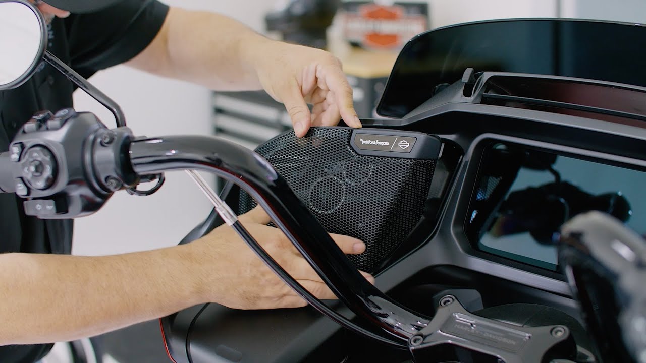 Установка динамика в обтекатель H-D® Road Glide™ 2024 года | Harley-Davidson® Powered by Rockford...
