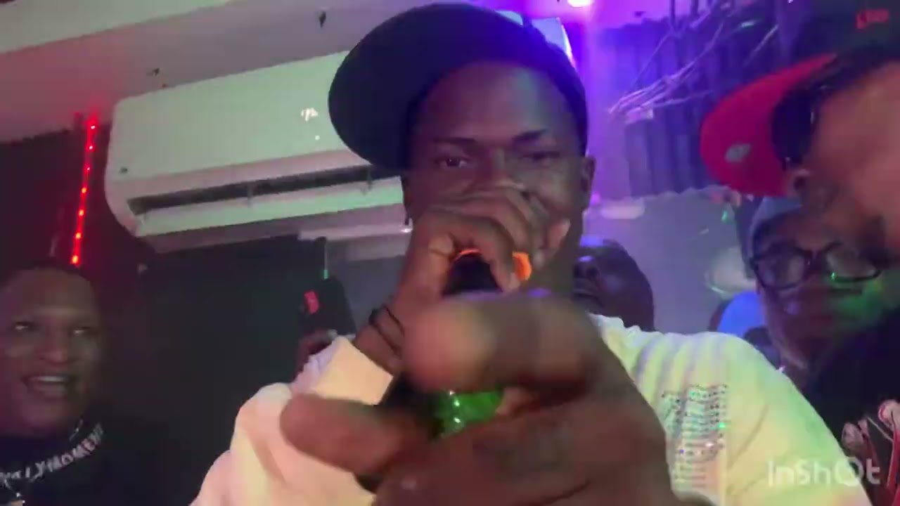 @goldonube en vivo en tarima a casa llena un solo dersorde donde discoteca patricia @Elgoldonube 