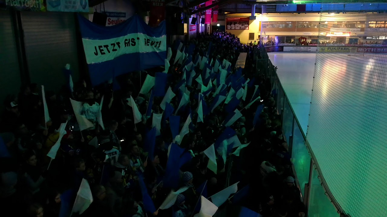 FAHNENMEER UND EINLAUF DER MIGHTY DOGS - ERV-ESC DERBY