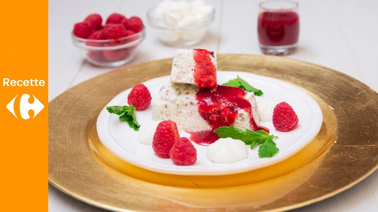Bûchettes de nougat glacé et coulis de framboises