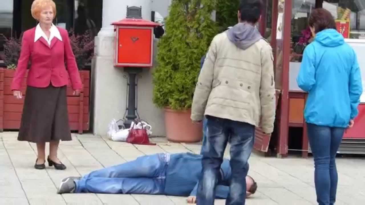 A Vöröskereszt önkéntese epilepsziás rohamot színlel Debrecenben - vagy.hu