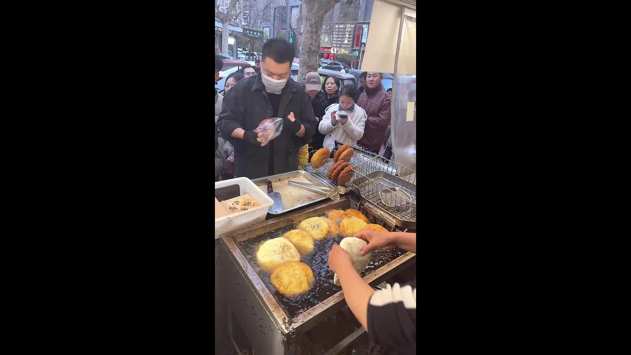 Enjoying delicious food - 纵览美食直播