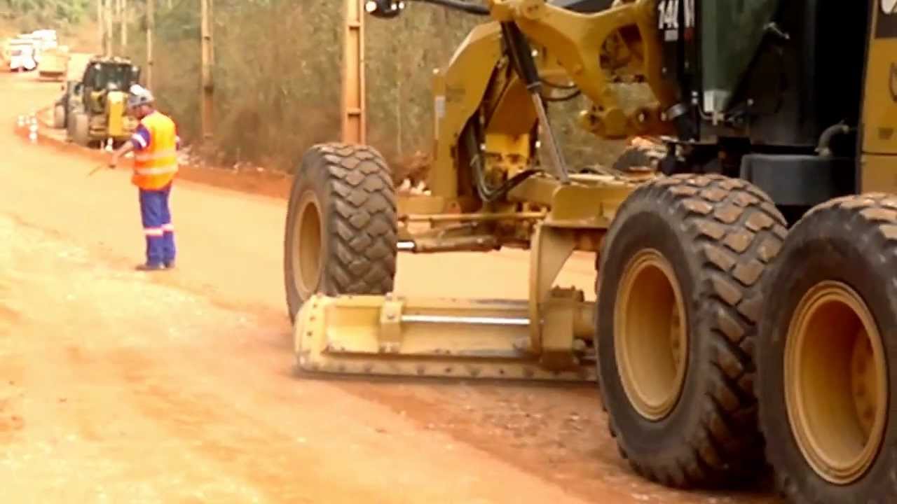 ACABAMENTO DE BASE NO SALOBO OP. É CARLOS O MALA