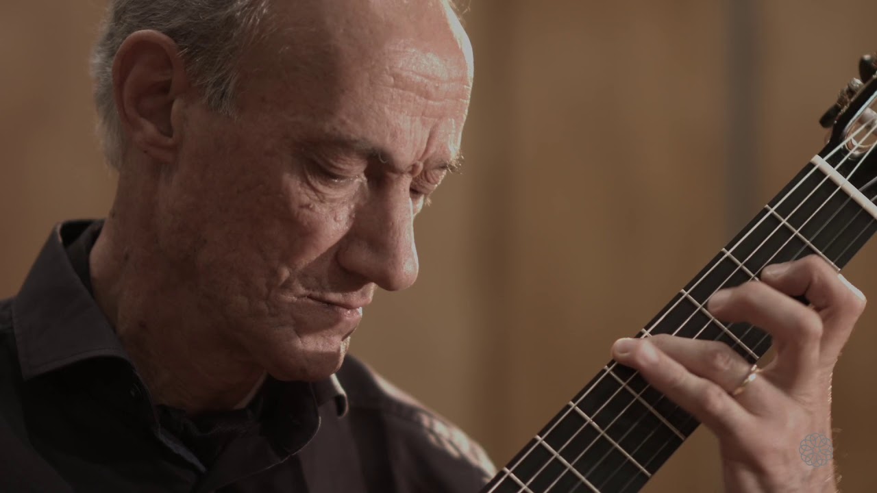 Roberto Aussel Performs 