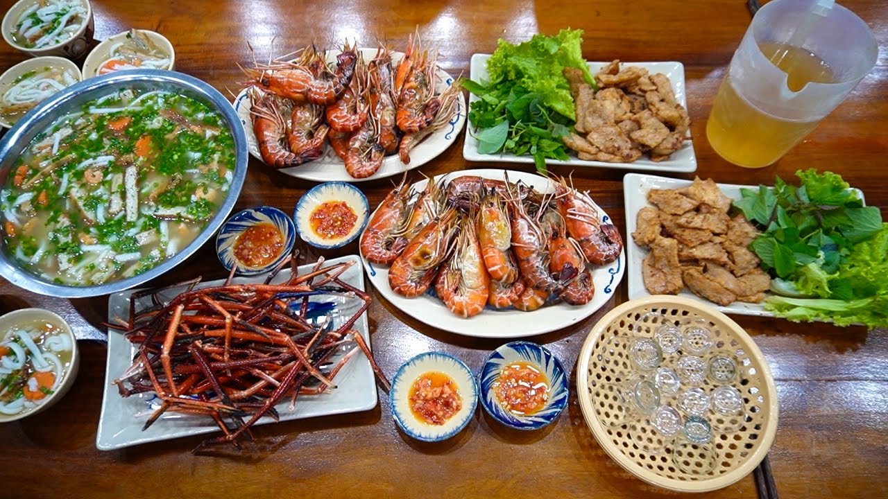Nướng Tôm Ngoài Đồng Nước Nổi, Bánh Canh Chả Cá Làm Bữa Tiệc Nhỏ Những Ngày Se Lạnh Khi Nhà Đông Đủ