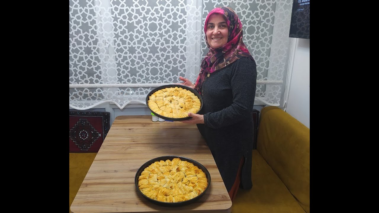 Ağızda dağılan kolay, ev yapımı kıyır kıyır baklava.