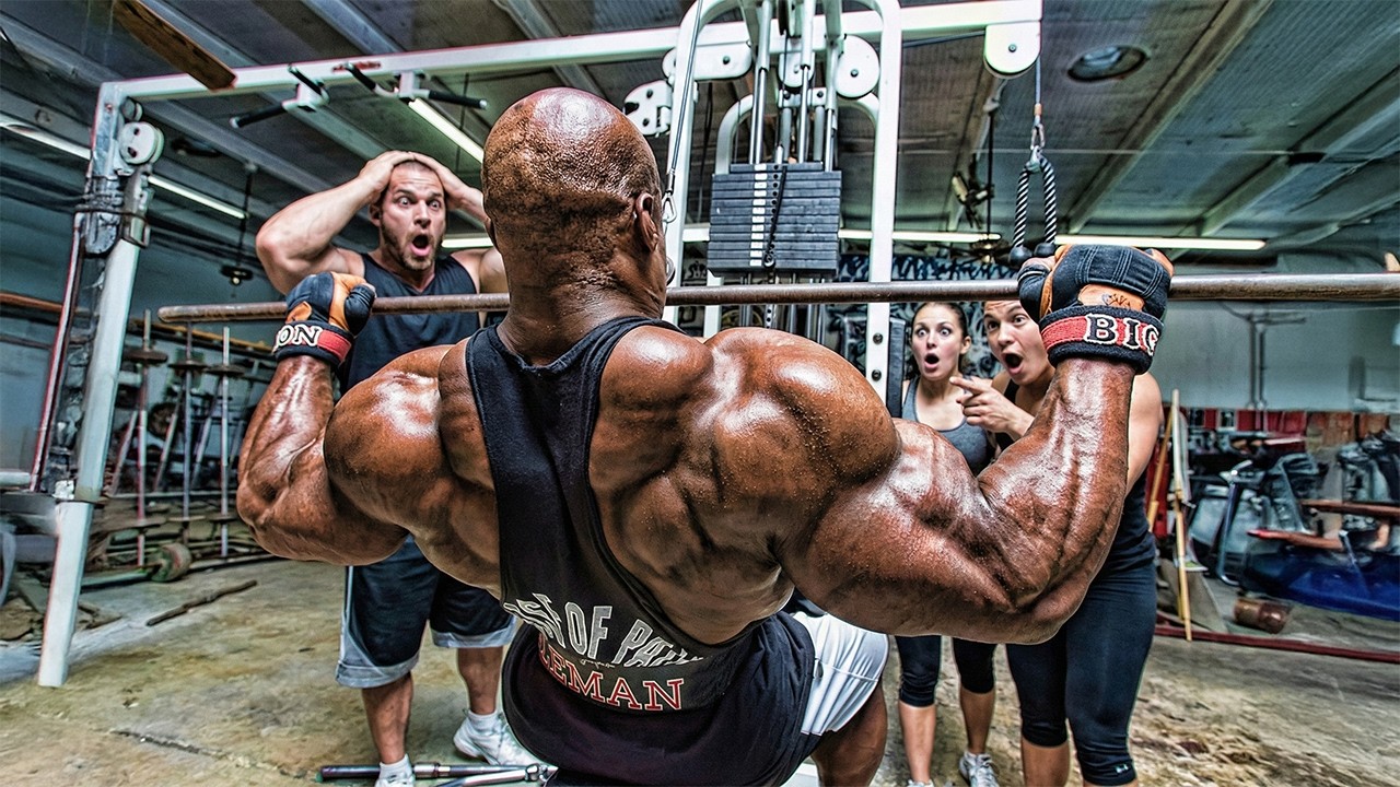 Невероятные силовые достижения Ронни Коулмана, которые до сих пор поражают фитнес-мир.