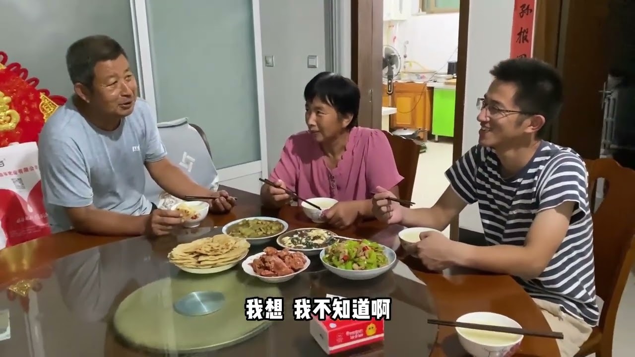 卖了两个月桃子给老爸结账，老爸数钱数到眼花，高兴得合不拢嘴