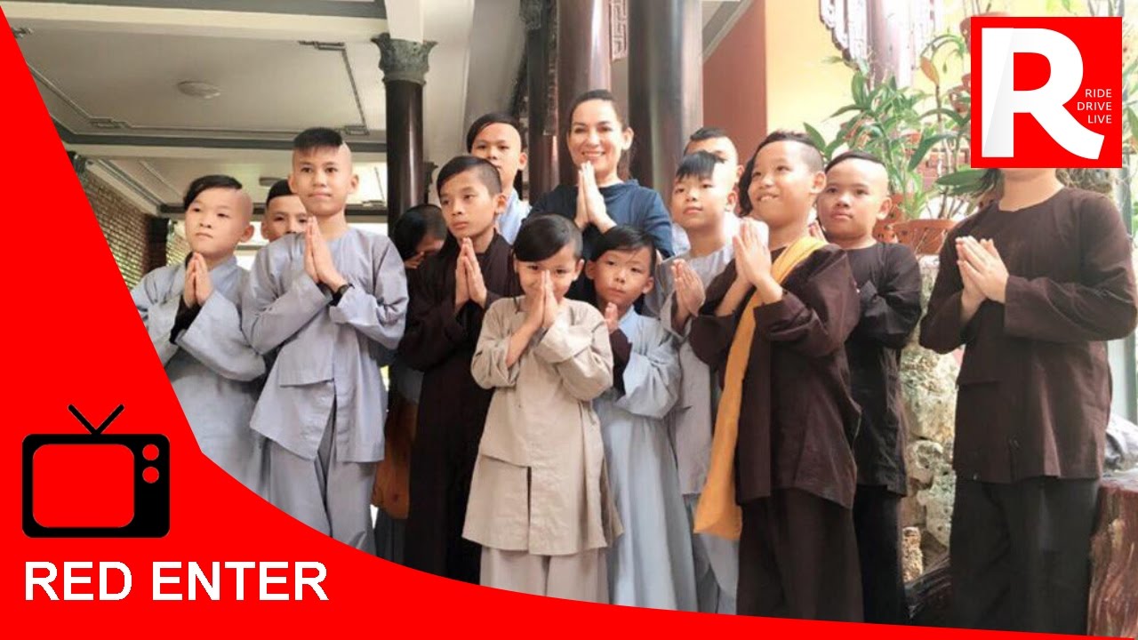 Phi Nhung cùng các con nuôi của mình đi chùa Pháp Lạp cầu an năm mới