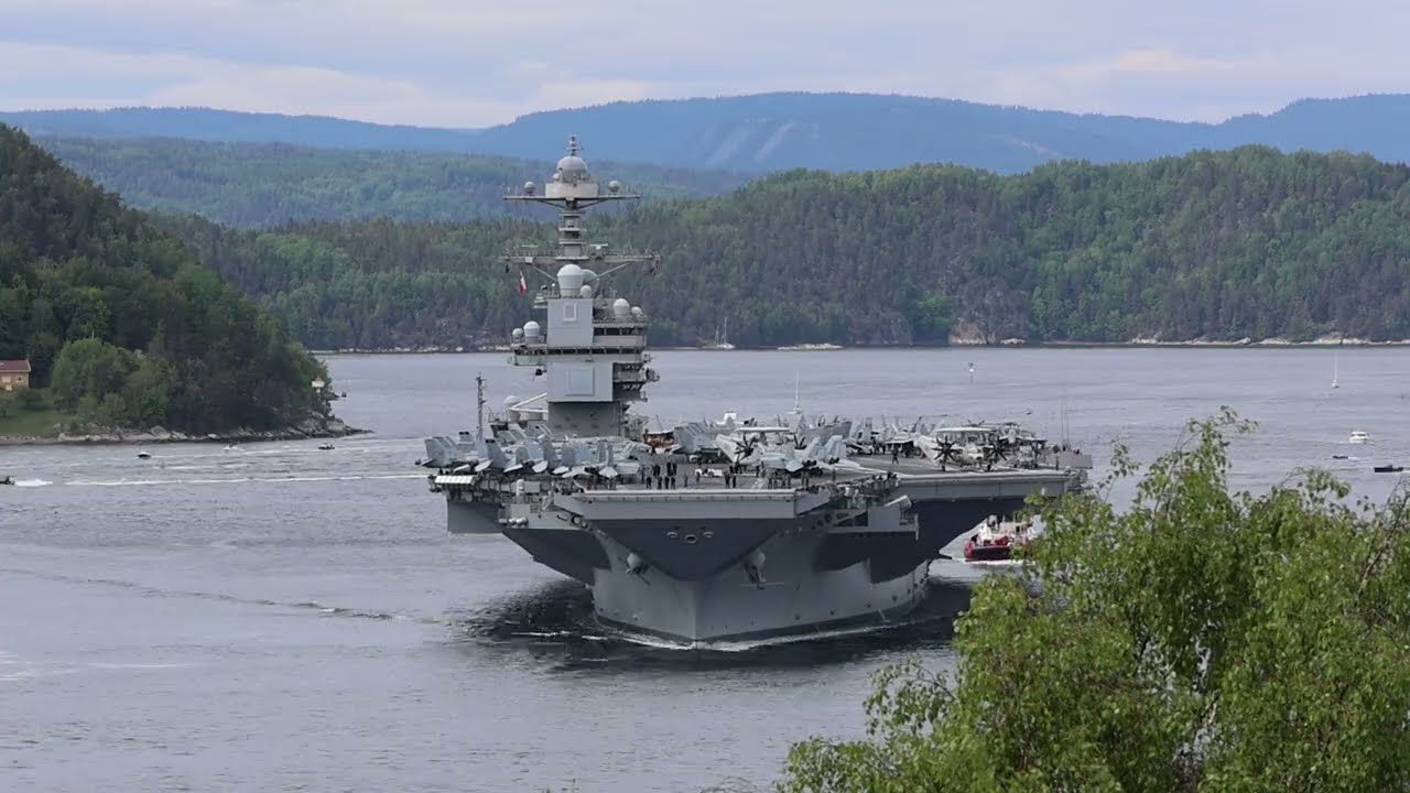 USS Gerald R. Ford (CVN-78) and MS Color Fantasy sailed through the Oslofjorden - 8x timelapse