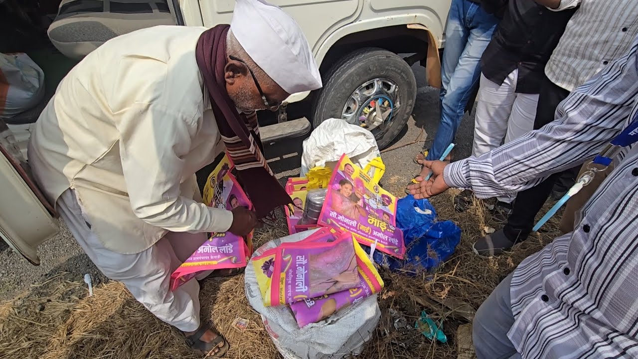 जेवणाचे डबे व उमेदवाराच्या गुलाबी पिशव्या असलेली संशयित गाडी भरारी पथकाने जुन्नर आपटाळे रोडवर पकडली.