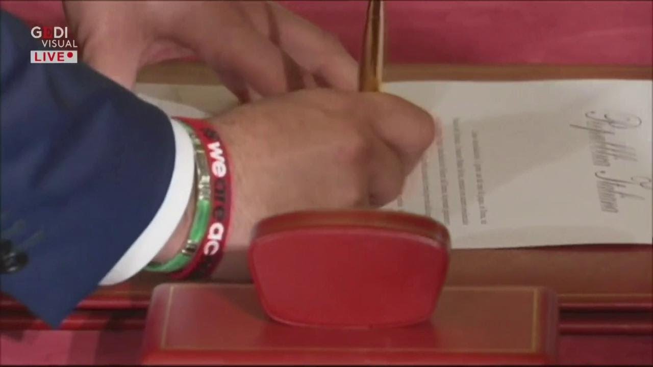 Governo, Salvini giura davanti a Mattarella: mentre firma spunta il braccialetto del Milan