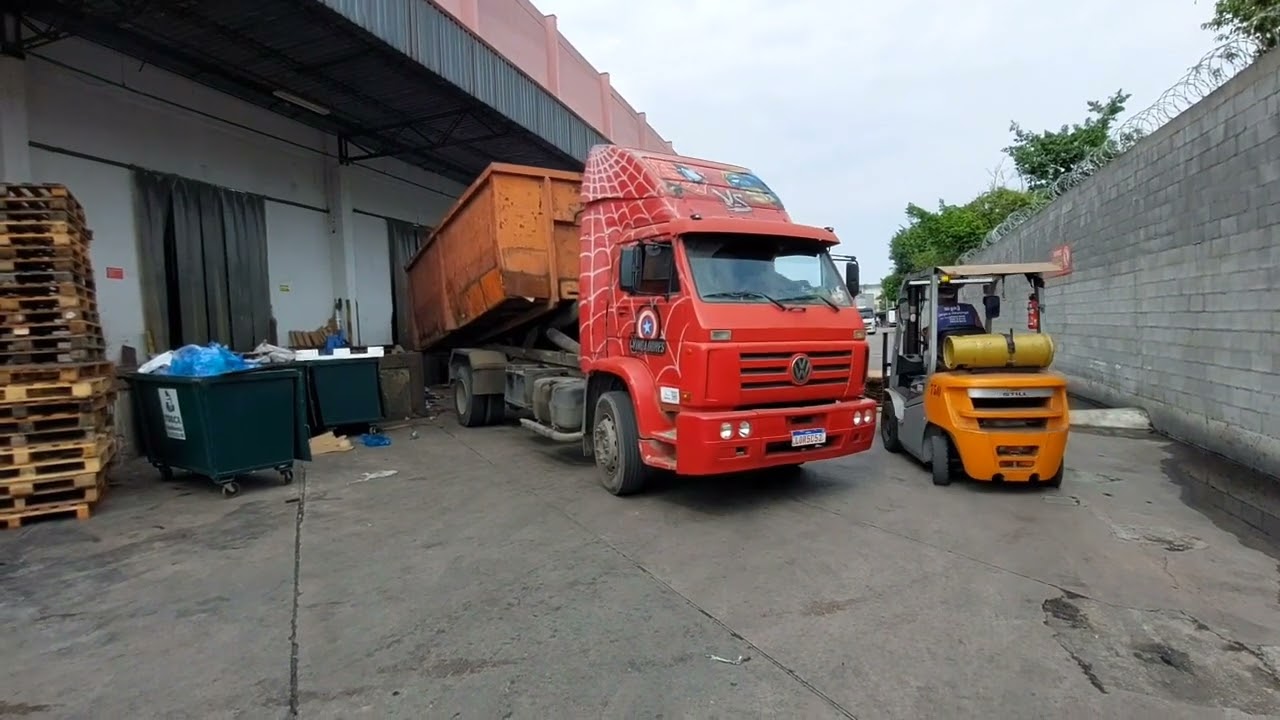 Sr Manoel nas manobras do caminhão  Rolon Roll on Roll off