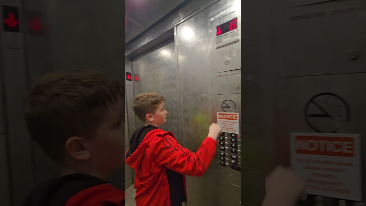 Два восьмиэтажных лифта в гараже Rand в центре Сан-Антонио, штат Техас.