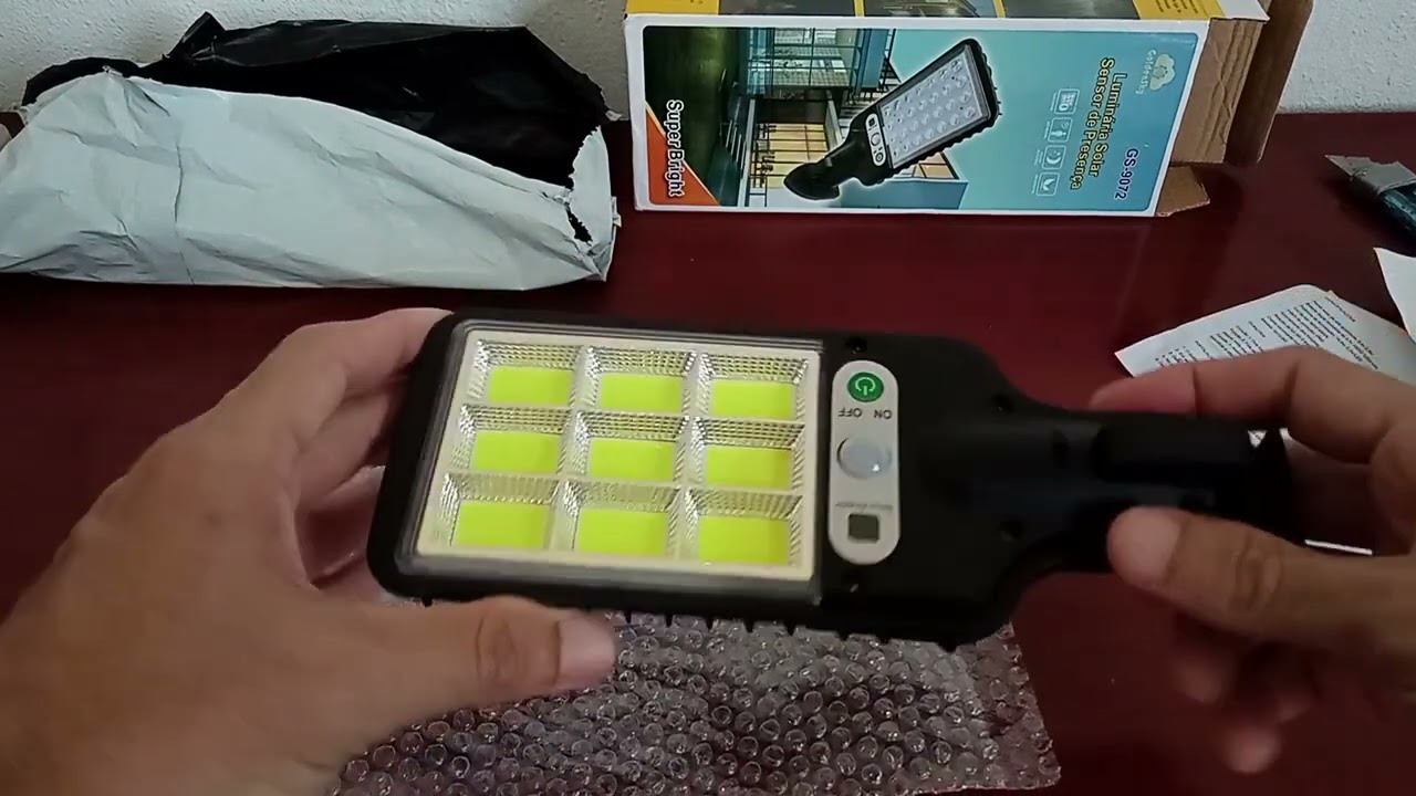 Luminária solar com sensor de presença.