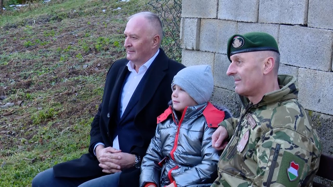 Ministar odbrane BiH Zukan Helez i komandant EUFOR a generalmajor László Sticz posjetili dječaka Edi
