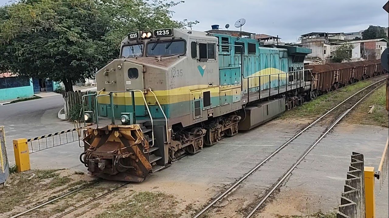 Trem Cargueiro de Minério da Vale Descendo Lotado Passando em Resplendor MG no Ponto de Troca do IBC