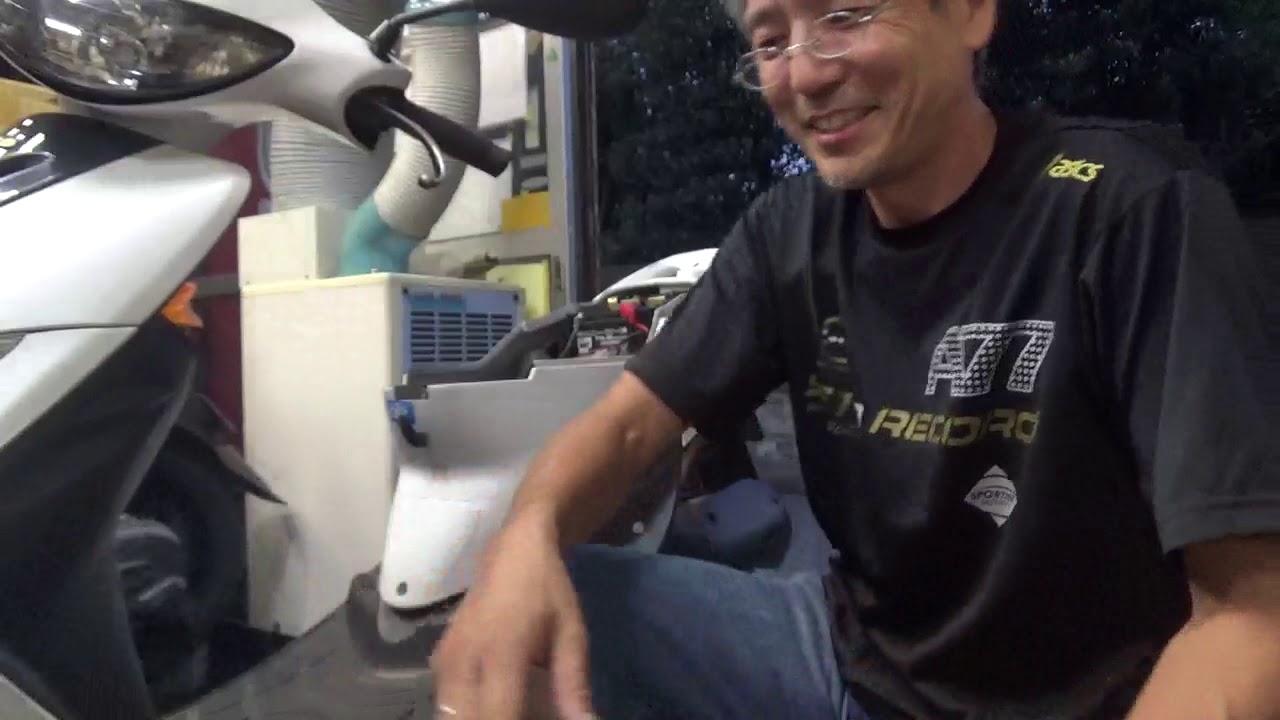 バイク屋の日常。スーナーのフューエルセンサー点検のために外装外しています。