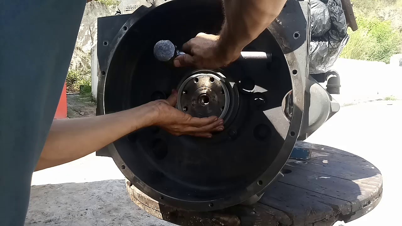 Como trocar o retentor do volante do motor CUMIMS ISB  eletronico caminhões Ford e VW E IVECO