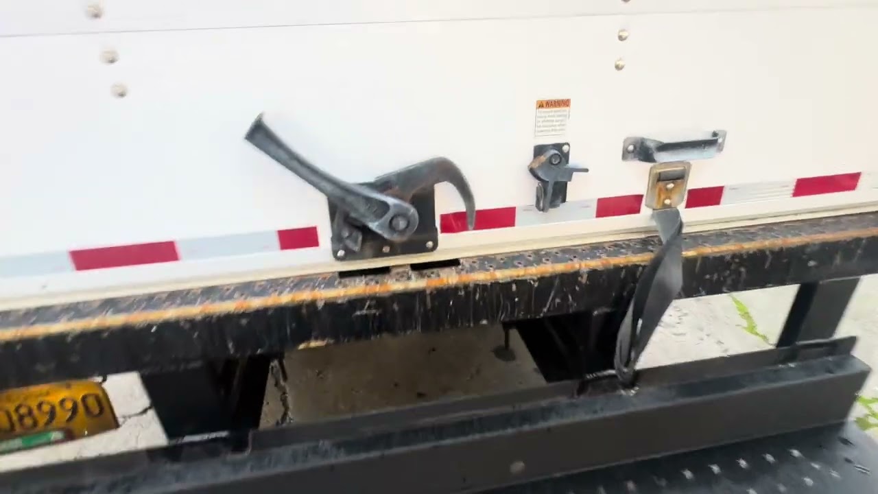 Грузовой автомобиль Isuzu NPR 2018 года выпуска, 16-футовый фургон, 5,2-литровый рядный дизельный...