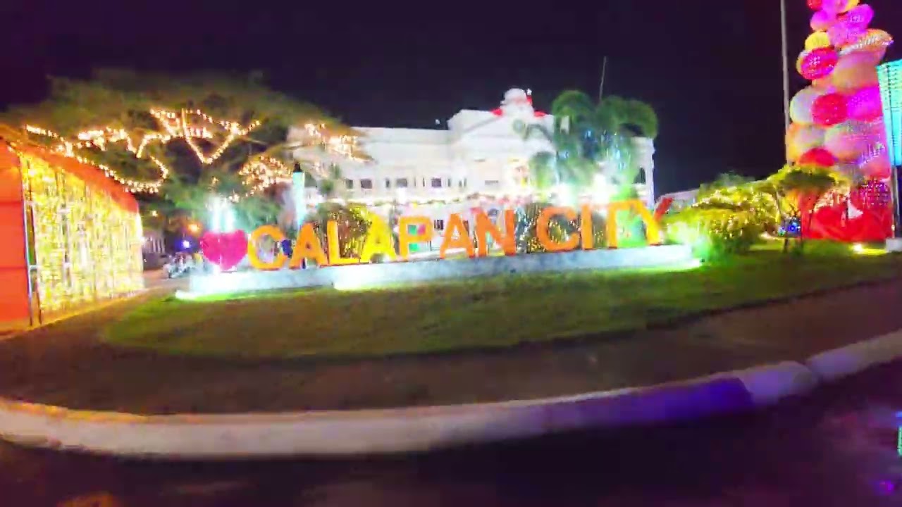 City Hall ng Calapan (Ganda ng pailaw, my rides, pa games at kainan) libre pa entrance 😊