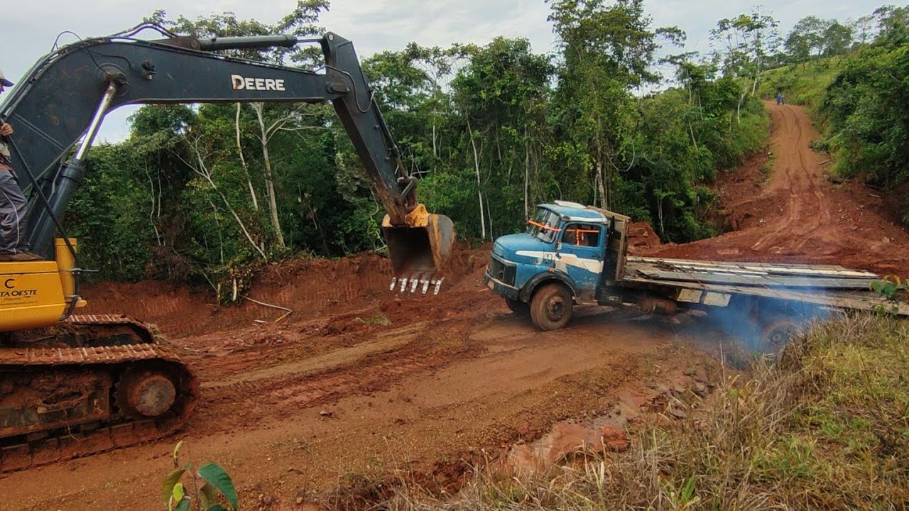 Escavadeira hidráulica Rebocando Caminhão no Morro