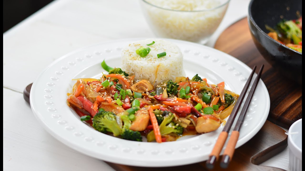 Pui stir fry cu legume servit cu orez - rețetă rapidă, gustoasă și sănătoasă | Taby's Welt