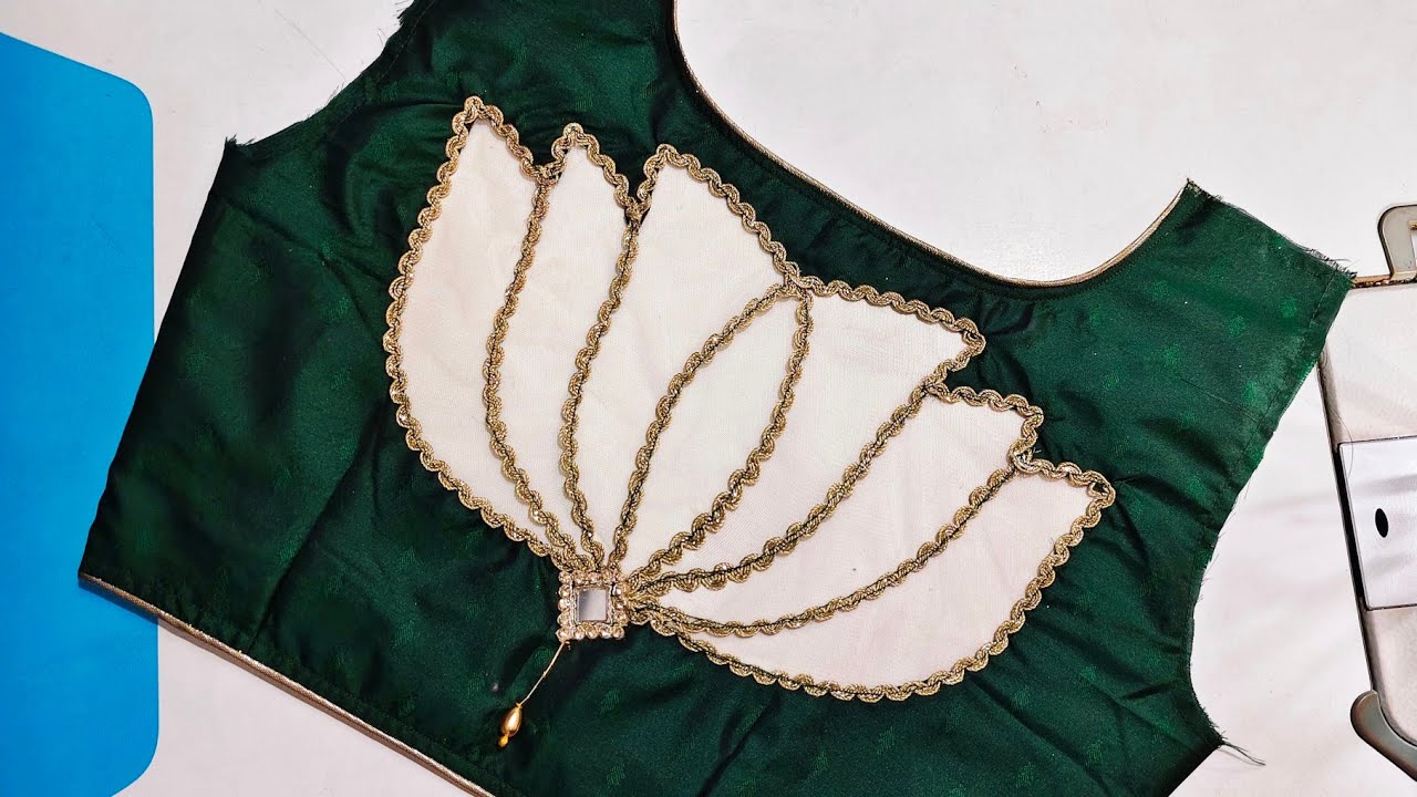 ट्रेडिशनल टचसह कमळ बॅक नेक ब्लाउज llArtistic Lotus Back Neck Blouse Pattern ll 