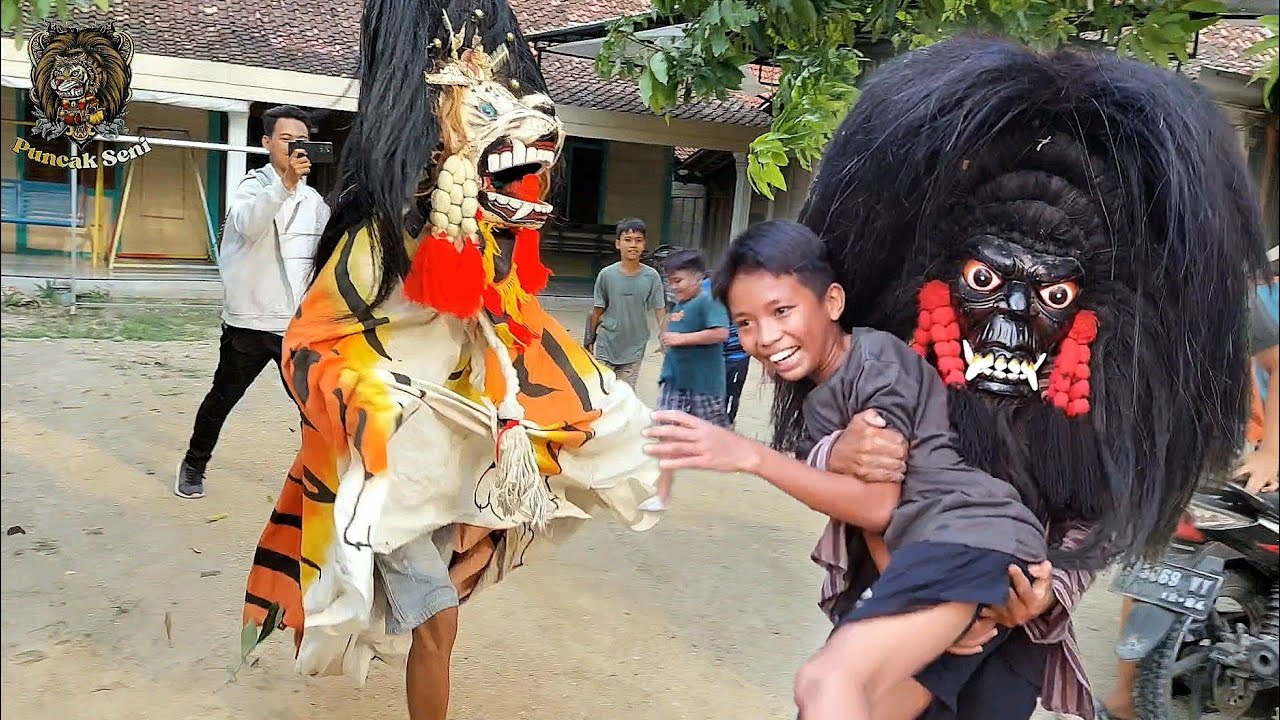 Ngakak !! Video Lucu Dikejar Barongan Ngamuk Gondo Wijoyo Wotrangkul