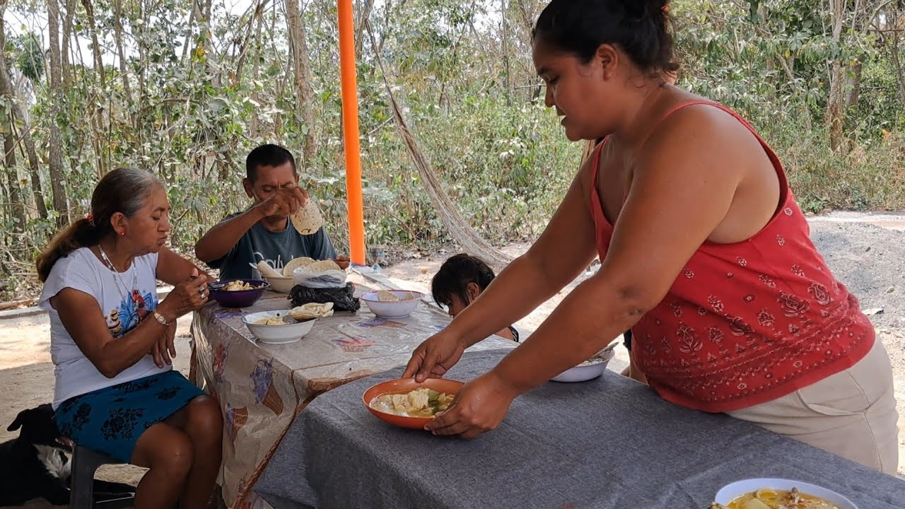 MI CUÑADA PREPARA GALLINA CRIOLLA🍲🐔ASI DISFRUTAMOS EL ALMUERZO 🤤 LE PRESTO  UNA GALLINA 