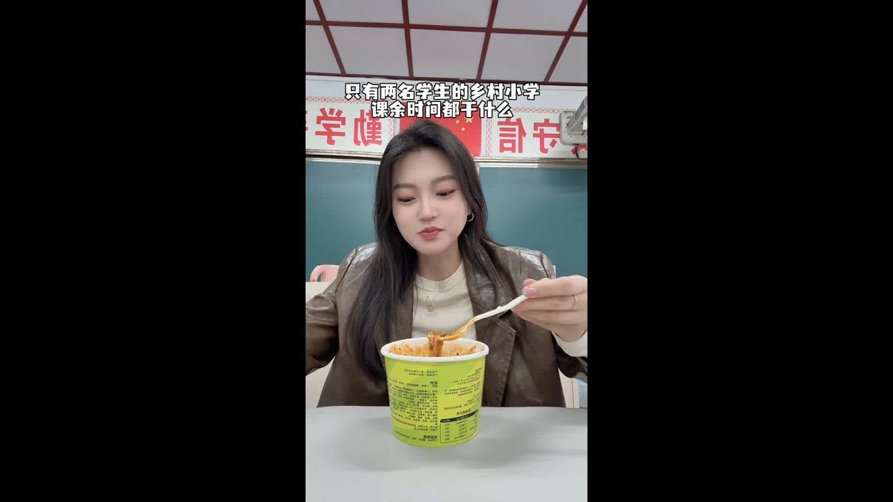 真好…两名学生的乡村小学，全校师生一起挖野菜踏青#vlog日常 #校园生活 #美食