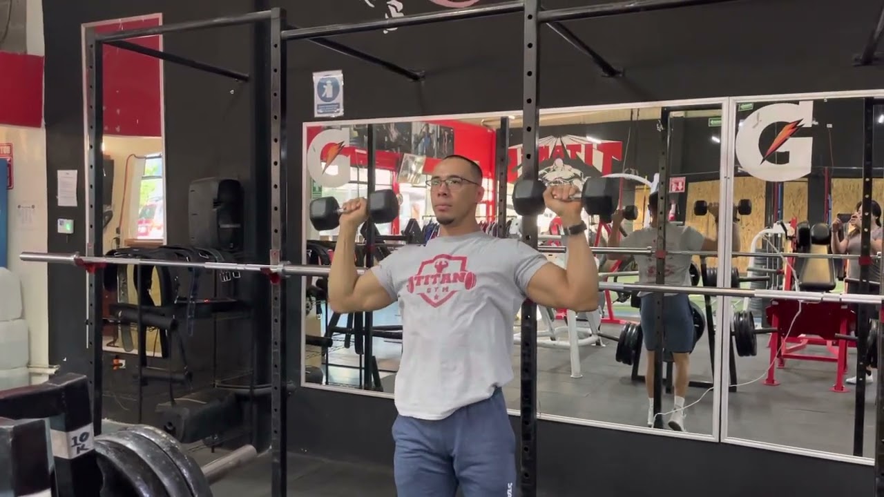 Press militar con mancuernas, de pie, (hombro) /TIT&Aacute;N GYM/